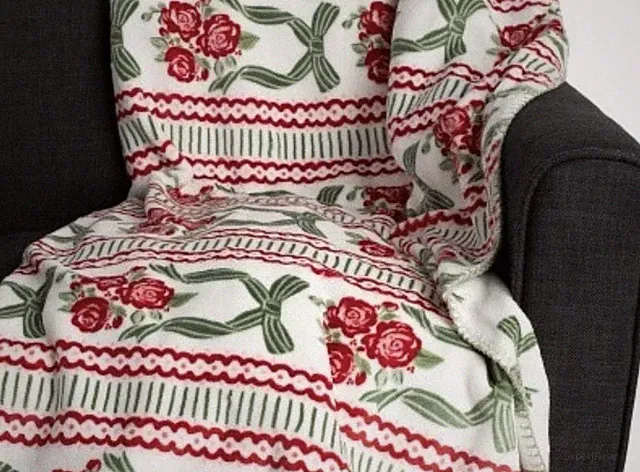 ENVOGUE Plush Blanket Super Soft Reversible Red Roses Green Bows New 90x90 Queen