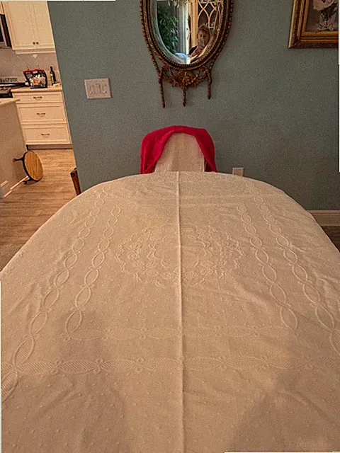 Vtg Classic Matelasse Bedspread/ Tablecloth White ribbons/ bows 80 x 82
