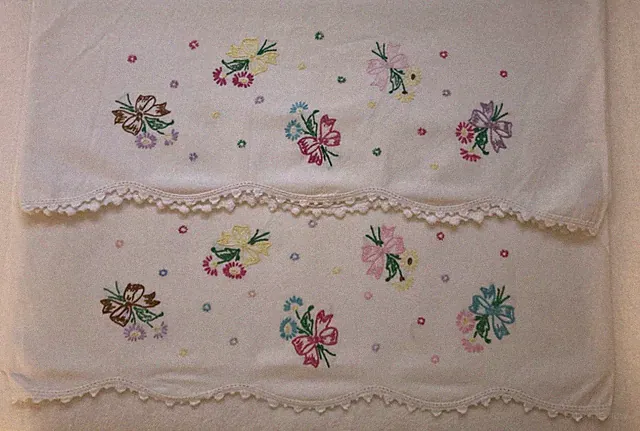 VTG PAIR OF EMBROIDERED PILLOWCASES CROCHET EDGE STANDARD SIZE FLOWERS AND BOWS